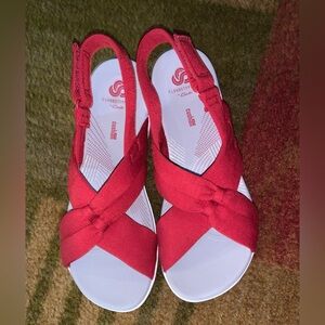 New Women’s Arla Belle Red Fabric Cloudsteppers by Clarks; Size: 8.5